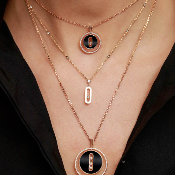 photographie du coup d'une femme portant trois colliers messika donc un de la collection move uno et deux de la collection lucky move color onyx