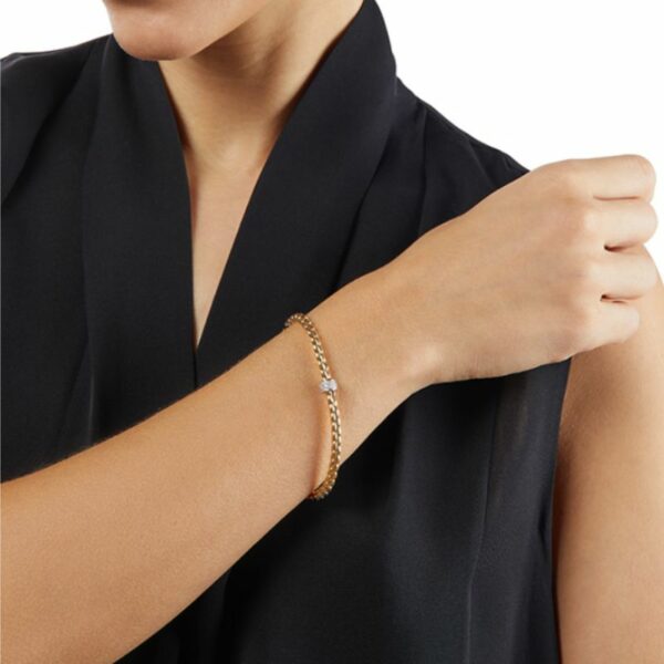 bracelet fope eka en or jaune et diamants porté par une femme habillée en noir
