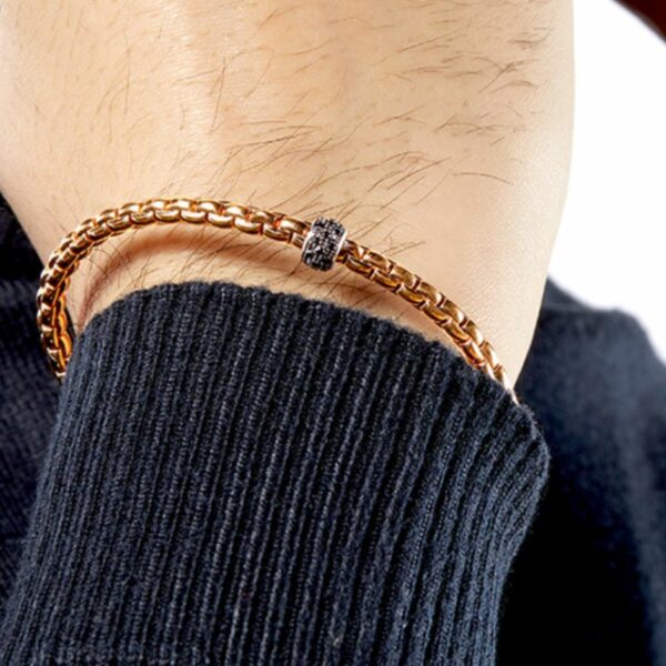 bracelet fope eka petit modèle or rose diamants noirs porté par un homme