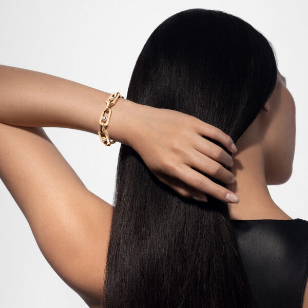 bracelet messika so move xl en or jaune et diamants porté par une femme brune de dos