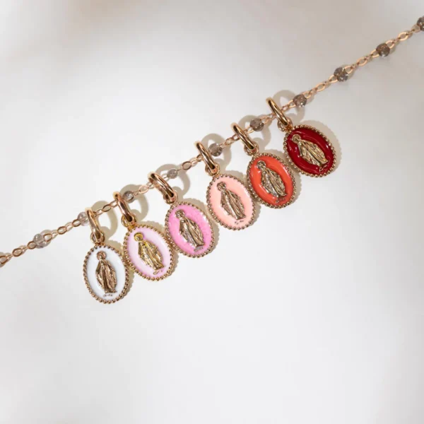 médaillon gigi clozeau en or rose et résine colorée sur chaîne en or rose et résine sparkle