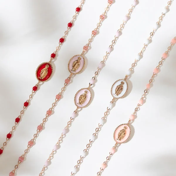 plusieurs Bracelets gigi clozeau Madone émaillée - or rose et coloris rouge, rose et blanc sur fond blanc