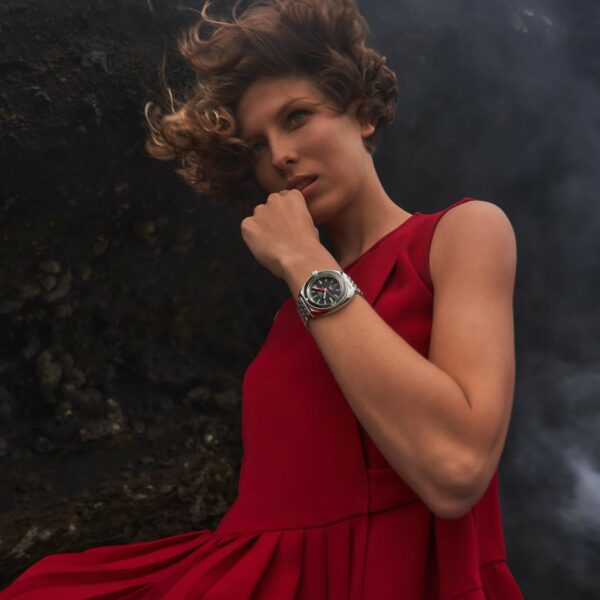 montre longines ultra chron portée par une femme habillée en rouge