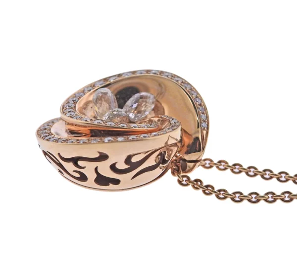 zoom sur le pendentif du collier de la marque de grisogono collection chicciolina en or rose