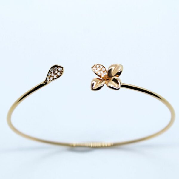 Bracelet jonc, création Valer en or rose 18 carats et diamants, motif fleur d'un côté et pétale de l'autre.