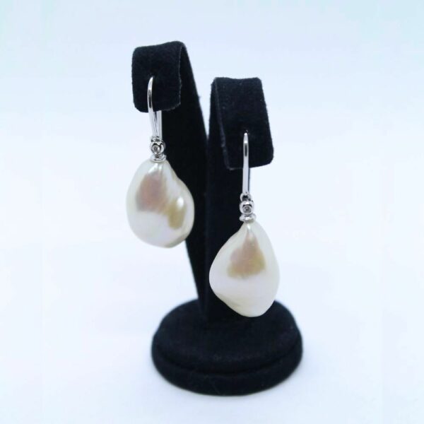 présentoir à boucle d'oreilles avec boucles en or blanc diamant et perles blanches