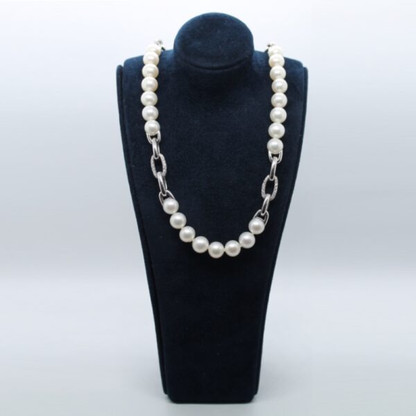 Collier Création Valer, fait de perles blanches d'eau douce avec des motifs maillons tout or blanc et d'autres pavés de diamants. 