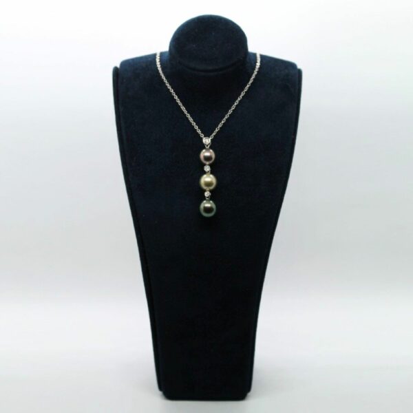 Collier en or blanc avec un motif de trois perles alignées à la verticale intercalées de diamants blancs brillants sertis clos