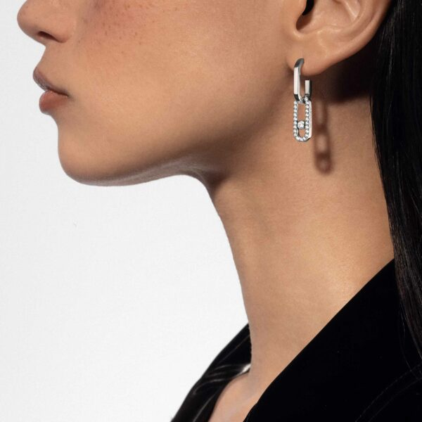 boucles d'oreilles messika de la collection move link en or blanc et diamants portées par une femme de profil