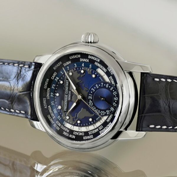 Montre Frédérique Constant Classics Worldtimer Manufacture bleue, image présentation, montre couchée sur le côté