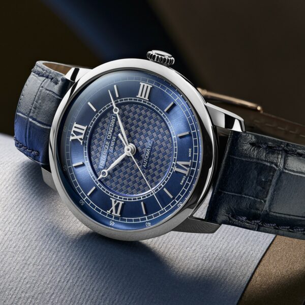 Montre Frédérique Constant Classics Première Bleue, image de présentation, montre posée sur un bureau